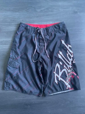 Billabong shorts - Coola Billabong shorts, kan användas som vanliga shorts eller som badbyxor! 