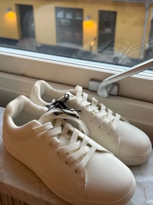 Sneakers  - Super fina sneakers som liknar ett annat känt märke ( Axel Ari*****). 🤭. Skrona är en storlek 37 och jag tycker de är normala i storleken. Skorna är aldrig använda och har fortfarande prislapp på sig!  Nyskick och nypris 300
