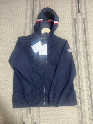 Moncler wind Breaker Marinblå - Säljer en Moncler Windbreaker marinblå, Storlek M, inga skador, skriv för fler bilder, snabb post💨📦