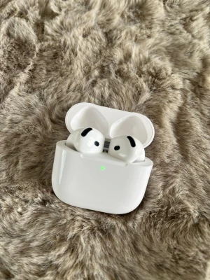 Apple air pods 4 - Säljer ett par air pods 4  i vitt med laddningsetui. Hörlurarna har en modern, rundad design och levereras i originalförpackning. Perfekta för musik, poddar och samtal på språng.