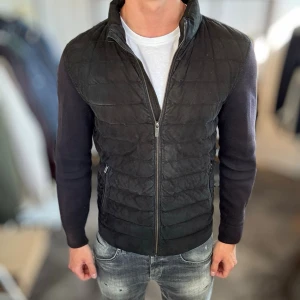 Mocka cardigan - Hyfsat skick, jackan och mockan är slitna. Nypris ca 1500kr. Passar dig som är 170-180cm ungefär. Modellen är 185 cm, 75 kg. Alltid billigare pris vid köp av flera varor‼️🙌Svarar alltid på frågor eller funderingar! 