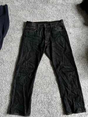 Raw levis jeans - Säljer ett par raw jeans från Levi's. Endast tvättade en gång och i princip inte använda den dess