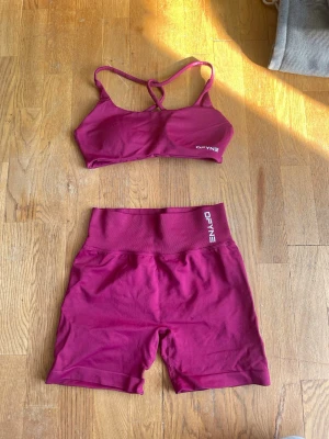 DFYNE rosa set dynamic S - DFYNE dynamic rosa set, använda och tvättade en gång men tyvärr för små för mig därav säljs de. Sista bilen visar färgen bäst. Hela och rena! Säljes som ett set, går att dela upp men helst säljs de ihop!