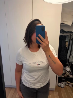 Vit tshirt - Stilren T-shirt från Lexington. Knappt använd