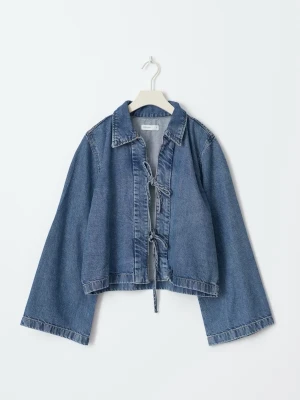 Blå denimblus med knytband - Denimblus med knytband från Ginatricot, använd någon enstaka gång så den är i samma skick som när jag köpte den. Storlek S.