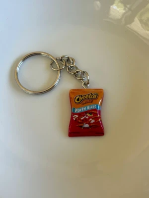 Nyckelring Cheetos  - Nyckelring som jag satt ihop själv💕