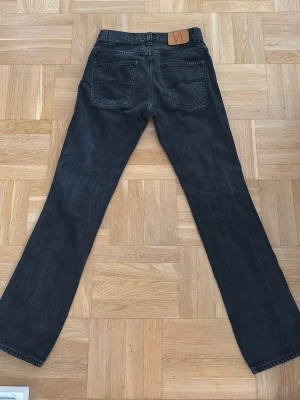 Nudie Jeans Svarta - Svarta Nudie Jean i modell slim Jim i riktigt bra skick. W29 L32. Hör av dig vid funderingar! 👍