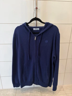 Zip hoodie cashmere - Zip hoodie cashmere från bvaldi, använd 2 gång så mycket fint skick, strl m, skriv vid frågor och funderingar 