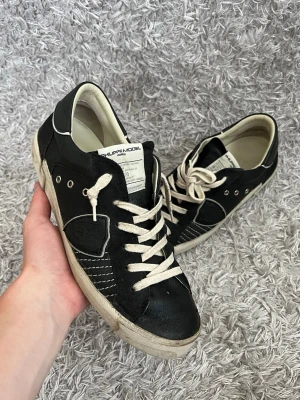 Philippe Model sneakers  - Säljer ett par Philippe Model prsx sneakers! | Dom är i fint skick, förekommer något tecken på användning som kan ses på bildern! | Storlek 40. | Ställ gärna frågor innan du köper!