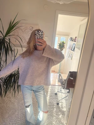 Beige oversized stickad tröja - Mysig beige stickad tröja med avslappnad, oversized passform och långa. Tröjan har en rund halsringning och mjukt material som känns skönt mot huden. Storlek M, lager 157