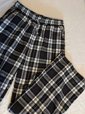  Pyjamasbyxor  - Pyjamasbyxor med fickor. Mycket sköna och använda i gott skick