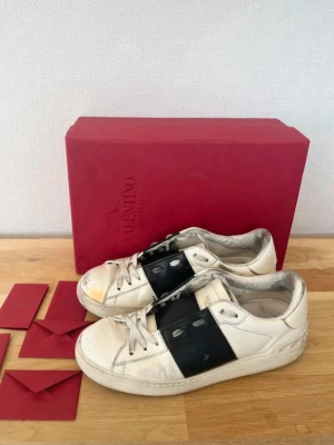 Valentino open black stl 38 - Hejsan! Jag säljer mina feta Valentino skor till ett bra pris. Skorna har en skavank som ni kan se på bild 2. Skorna är storlek 38 men passar även 39. Nypris är runt 6000kr och skorna är självklart äkta. Jag godkänner de flesta bud. Först till kvarn👍