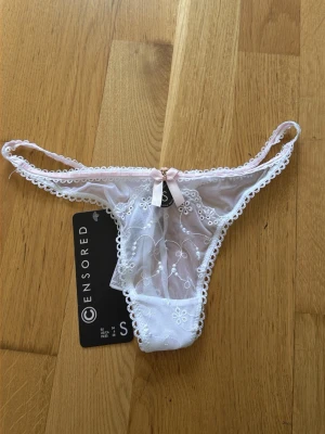 String trosor  - Säljer dessa oanvända stringtrosor från new yorker då jag ej gillar dom. Inga defekter elr användning.