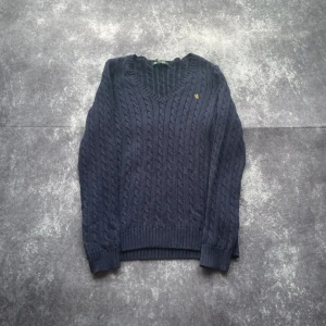 Lauren Ralph Lauren tjock stickad tröja i 100 % bomull för kvinnor, storlek S - Mycket fint skick!  Armhåla till armhåla: 44 cm Längd från kragen: 45 cm Ärmlängd från axeln: 63 cm  Skickas inom ett dygn Spara på priset och frakten genom att sätta ihop ett paket  Mer information finns på min profil 6-253