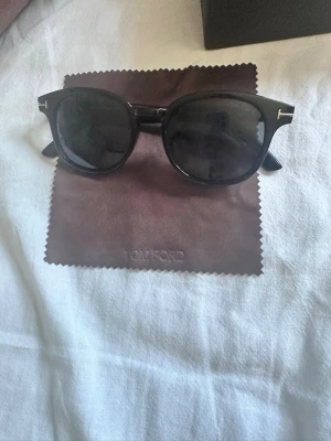 Tom Ford solglasögon  - Jag säljer ett par solglasögon ifrån Tom Ford🕶️. Glasögon fodral och allt annat som syns på bildern tillkommer. Vid snabb affär kan priset diskuteras. 