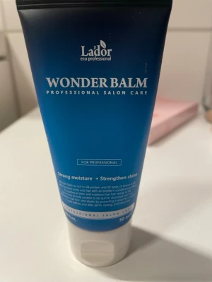 Helt ny- Lador Wonder Balm hårbalsam 50 ml - Lador Wonder Balm är en intensivt återfuktande hårbalsam i en blå tub på 50 ml. Produkten är framtagen för att ge stark fukt och glans till håret, och innehåller silkesprotein samt aminosyror. Tuben är gjord av plast och har en praktisk skruvkork.