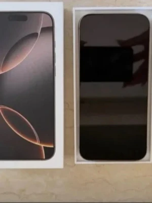 iPhone 15 Pro Max titan - Säljer en iPhone 16 Pro Max i snygg titanfinish. Telefonen har en stor skärm med tunna kanter och tre kameror på baksidan. Klassisk Apple-design med rundade hörn och glasbaksida. Perfekt för dig som vill ha det senaste inom mobilteknik.