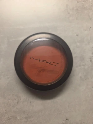 MAC  powder blush Burnt pepper - MAC Powder Blush i nyansen Burnt Pepper. Ett matt rouge i varm, rödbrun ton som ger kinderna en naturlig och fräsch färg. Kommer i en rund svart dosa med genomskinligt lock och MAC-logga. Perfekt för att skapa en mjuk, naturlig look. Använt enstaka gånger. Som ny.