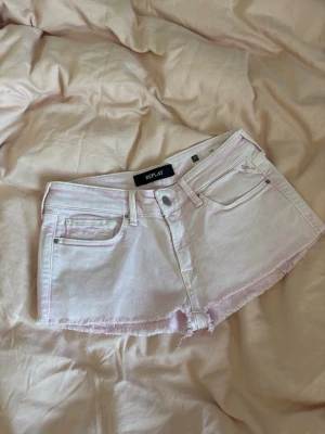 Ljusrosa jeansshorts från Replay - Ljusrosa jeansshorts från replay. Storlek 27! Jätte fin färg!! 