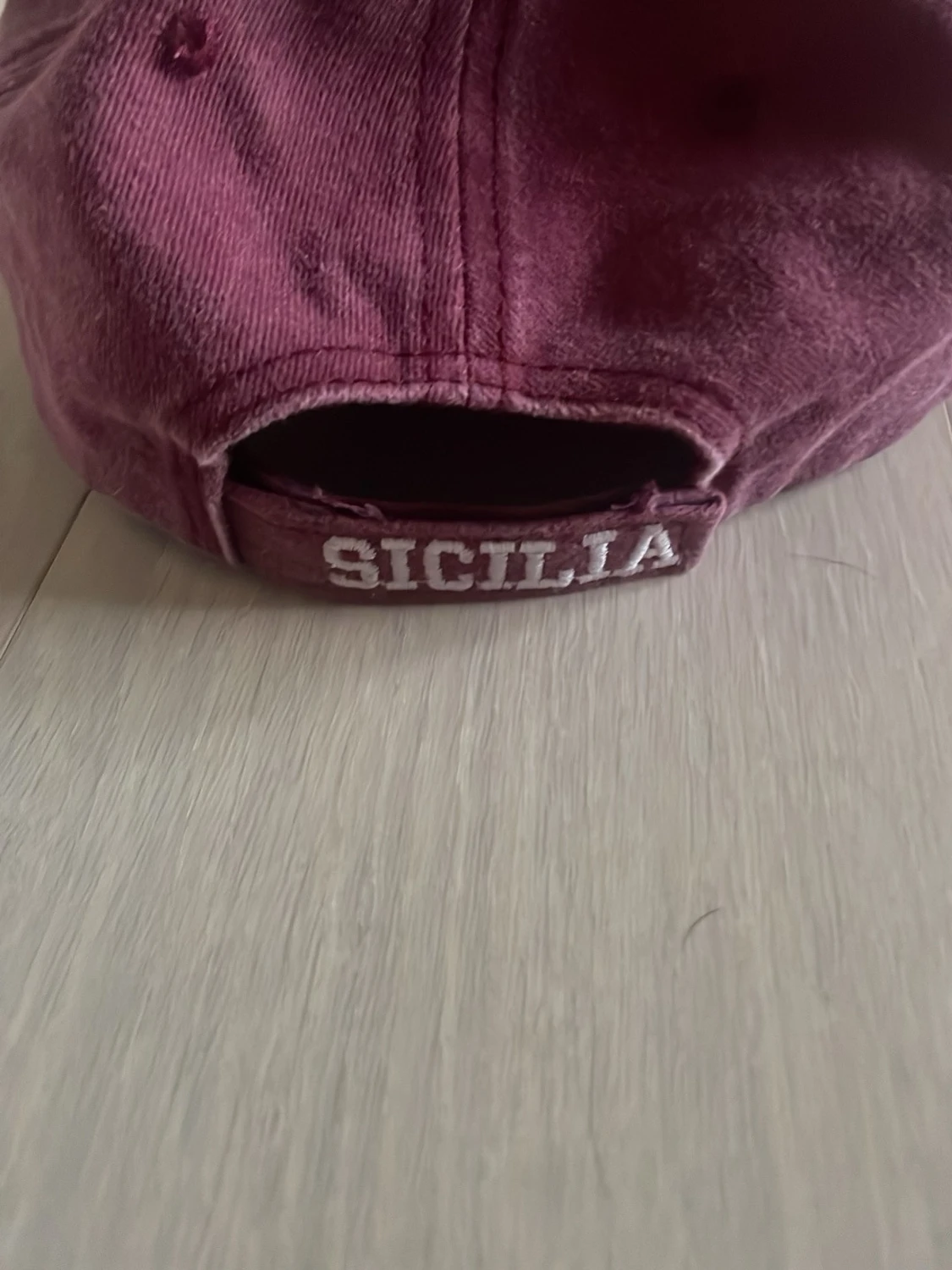 Vinröd keps med Sicilia-brodyr - 1