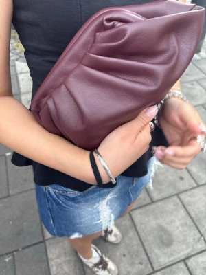 Vinröd kuvertväska i fejkläder - Säljer min handgjorda clutch, som även finns i svart matt, svart glansigt, ljusbrunt och silvrigt!💞 Skriv gärna om en önskad färg så går det att fixa🥰
