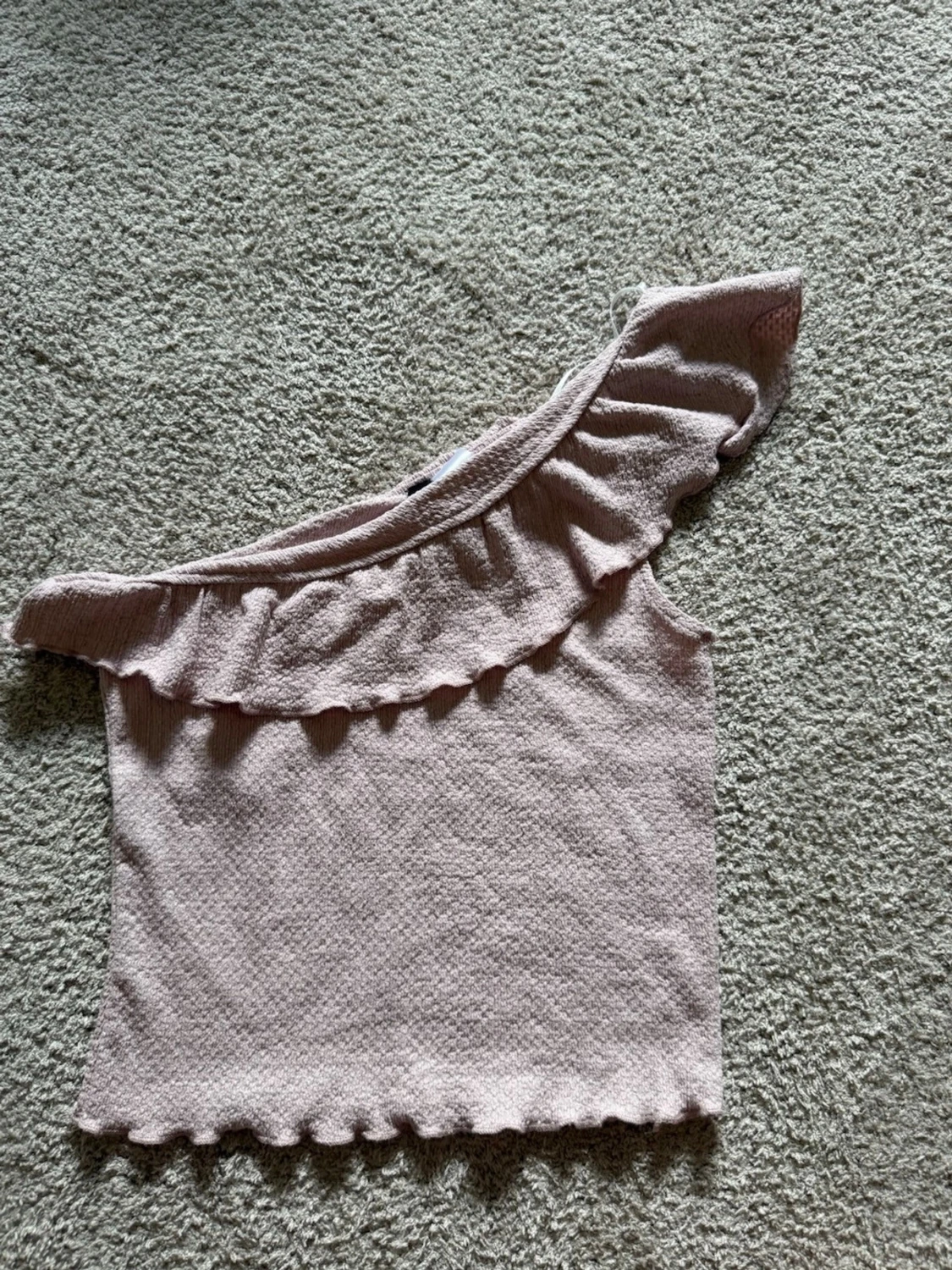 Ljusrosa oneshoulder topp med volang