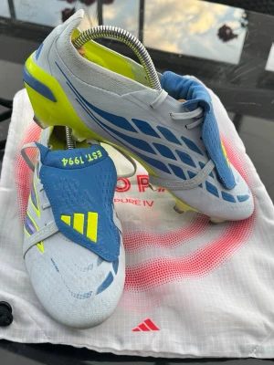 Adidas Predator Elite FG – Stl 42 2/3 – Nyskick! - Säljer ett par Adidas Predator Elite FG!               Skorna är endast använda under en träning på konstgräs och är i princip i nyskick. Inga skador eller defekter. Nypris 2 999 kr, säljs för 1 199 kr eller byte vid intresse 