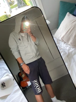 Ralph lauren - Grå Ralph lauren tjocktröja men till lagda snören vid huvan. Är i bra skick men en liten fläck vid dippen längst ner nästan. Pris kan diskuteras!