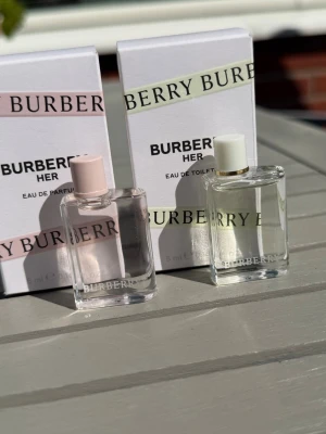 Burberry Her parfym duo - Säljer 2 stycken nya miniflaskor Burberry Her parfym, en burberry her Eau de Parfum och en burberry her Eau de Toilette. Original kartongerna medföljer. Båda luktar super gott.💞de är helt oanvända.