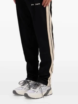 Palm angels byxor - Säljer ett par Palm angels byxor i storlek M, mycket bra skick och riktigt fräscha till någon som gillar lite mer klass i ens outfit 