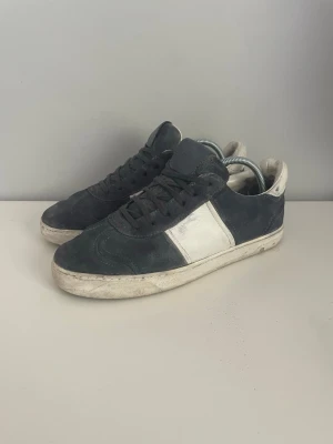 Navy Flycrew - Mörkblå och Vita Sneakers. Skorna är i okej skick, storlek 39 1/2 men skulle säga att de sitter som 40. Hör av dig direkt vid frågor eller funderingar!