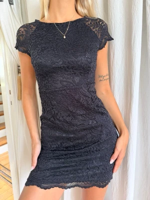 Spetsklänning🖤 - En festlig svart klänning i fint skick! Det finns några lösa trådar (se sista bilden), dessa går att klippa bort men syns lite i mönstret om man kollar nära.🖤