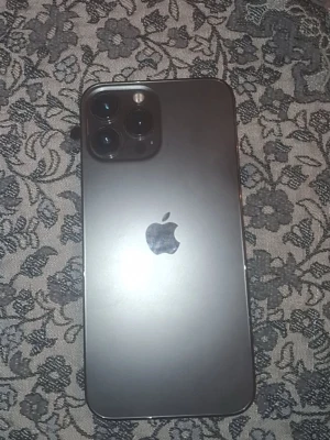 IPHONE 13 PRO MAX - iPhone 13 Pro Max i bra skick 79% kapicitet, inga tydliga repor, samtals högtalera fungerar inte men man kan fortfarande snacka samtal och det kommer ljud ut från mobilen.