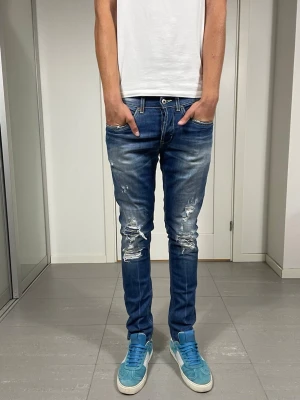 Dondup George Jeans - Säljer nu dessa Dondup George Jeans med snygga slitningar i populär design, mått ca 37,5 o 104 cm. skriv för fler bilder/frågor🙌🏼