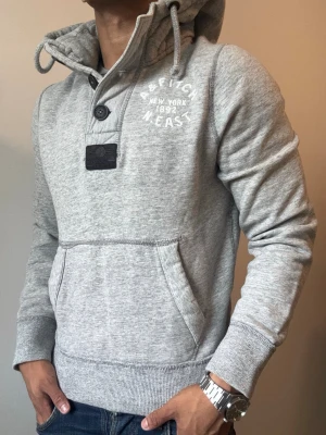 Vintage Abercrombie & Fitch Hoodie - Sjukt najs Abercrombie & Fitch Hoodie med knappar vid kragen | Mycket bra skick | Storlek S | Modellen 175cm, 70kg |