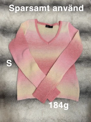 Rosa och gul ribbstickad tröja - Superfin ribbstickad tröja i mjuka pastellfärger med rosa och gul toning. Tröjan har v-ringning och långa ärmar, perfekt för dig som gillar en söt och färgglad stil. 🌸 Sparsamt använd. Storlek s