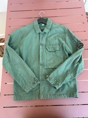 C.P Company jacka - Säljer denna riktigt feta gröna cp company jacka. Inga defekter, skick ser ni på bilderna. Passar ca 177–182 cm med det beror ju också på annat. Skickar inom 24h. Pris går att diskutera vid snabb affär.