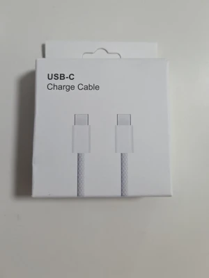 1 meters Vit USB-C laddningskabel - Säljer en vit USB-C laddningskabel i originalförpackning. Kabeln har USB-C kontakt i båda ändar och passar till de flesta moderna mobiler och surfplattor. Perfekt för laddning och dataöverföring. Slitstark och smidig design. Passar iPhone och Android 
