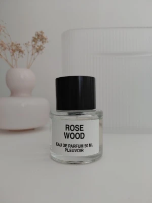 Pleuvoir Rose wood  - Top: Rose, Woody Amber Middle: Fresh Spicy, Aromatic, Earthy Base: Guaiac Wood, Musk