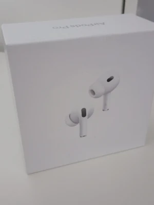 Apple AirPods Pro 2nd Gen hörlurar - Säljer ett par vita Apple AirPods Pro (2nd generation) med stilren design och silikonproppar för bästa passform. Trådlösa in-ear hörlurar i kompakt format, perfekt för musik, samtal och träning. Levereras i originalförpackning.