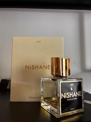 Nishane Ani - Säljer denna med full presentation. Ursprungligen 100ml flaska. Uppskattar 11-15 ml kvar. 