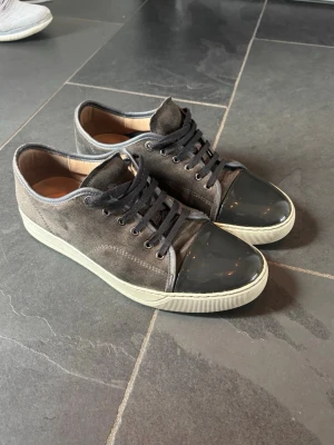 Lanvin - Lanvin captoe i storlek uk7 som motsvarar eu 41 men de är stora i storleken så passar även 42-43. Skon är i mycket bra skick speciellt den blanka tån. Sulan är i bra skick och inte så slitet. Priser kan diskuteras vid snabb affär