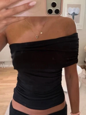 offshoulder topp - Säljer en jätte snygg off shoulder topp från H&M då jag rensar ur min garderob 💞 Den är i storlek XS men är väldigt stretchig så passar nog aningen större💕💕💕