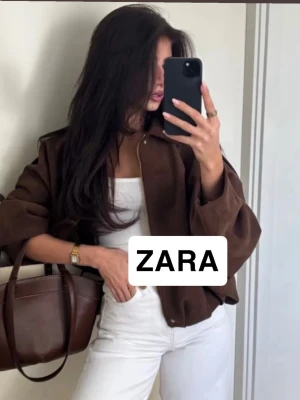 ZARA jacka brun  - En brun mockajacka från Zara!!!😍😍