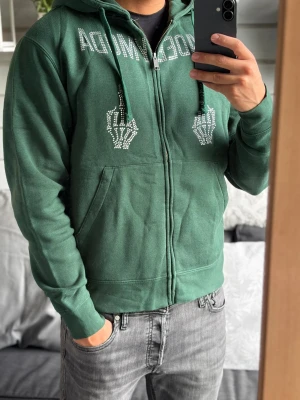 Mads By Moda - Säljer en grön hoodie från Madde By Moda i storlek S. Passar dig mellan 170-180cm. Hoodien har inga defekter alls! Bara att skriva vid funderingar!🌟