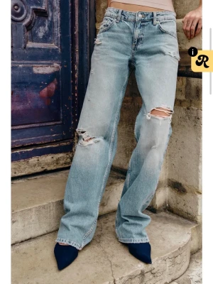 Ljusblåa low waist jeans - Säljer dem populära zara jeansen då det var för små för mig. Dem är helt nya och aldrig använda (lappen sitter kvar).  Stl 38. Modellen är 178cm lång.