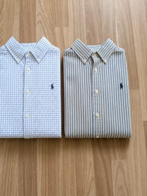 2 st Ralph Lauren skjortor - Tjena, jag säljer 2 st riktigt snygga Ralph Lauren skjortor😁 Dem är i mycket bra skick men den blå/vita har nån fläck men den andra är i mycket bra skick!☺️ Den är självklart äkta✅ Skicka om du har några frågor och kolla in min profil för andra billiga märkeskläder😄👍 Säljer båda för 399 eller 249kr styck!