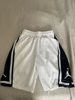 Jordan shorts - Jordan shorts, knappt använda i storlek S för män men är snygga på kvinnor också.
