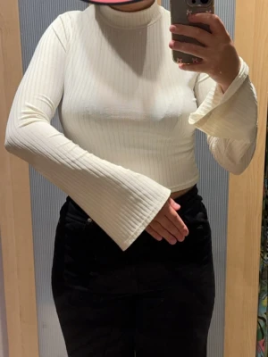 Vit ribbad topp boohoo - Vit ribbad topp från boohoo med vida armar. Aldrig använd