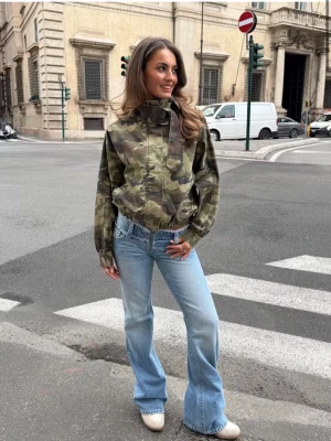 Ljusblå bootcut jeans med låg midja - Dem är helt nya med prislapp kvar! Är i storlek XS. Orginalpris: 399kr ❤️Pris går att diskutera. Slutsålda online